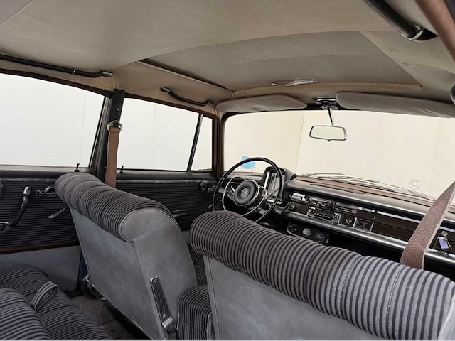 Mercedes-benz - 220s - heckflosse - oldtimer - 1965 - afbeelding 17 van  37
