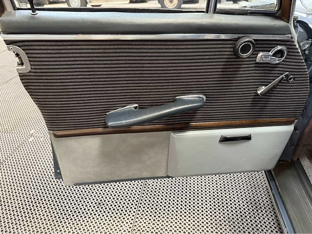 Mercedes-benz - 220s - heckflosse - oldtimer - 1965 - afbeelding 28 van  37