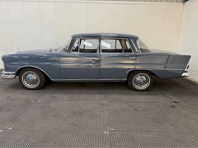 Mercedes-benz - 220s - heckflosse - oldtimer - 1965 - afbeelding 33 van  37