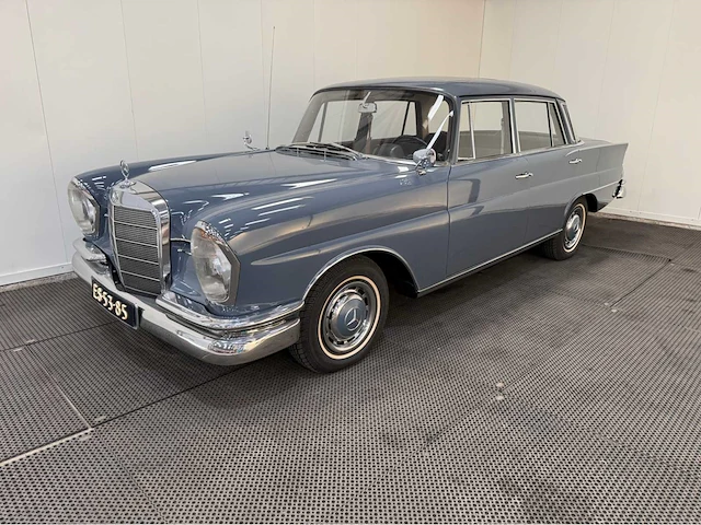 Mercedes-benz - 220s - heckflosse - oldtimer - 1965 - afbeelding 35 van  37