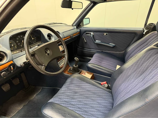 Mercedes-benz - 230 ce - coupe - 200-280 (w123) - oldtimer - 1982 - afbeelding 4 van  28