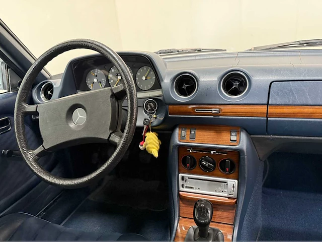 Mercedes-benz - 230 ce - coupe - 200-280 (w123) - oldtimer - 1982 - afbeelding 5 van  28