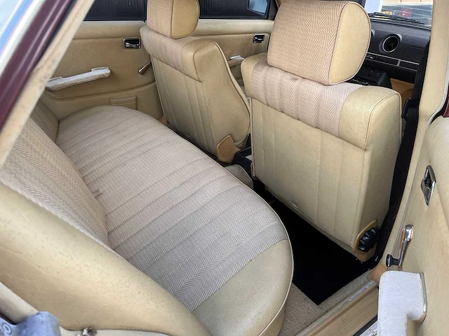 Mercedes-benz - 230e (w123) (1981) - afbeelding 2 van  16