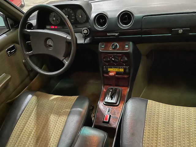 Mercedes-benz - 280 c (w123) - coupe - oldtimer - 1978 - afbeelding 7 van  33