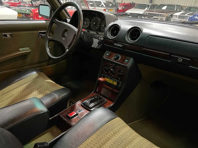 Mercedes-benz - 280 c (w123) - coupe - oldtimer - 1978 - afbeelding 9 van  33