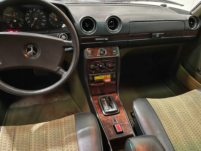 Mercedes-benz - 280 c (w123) - coupe - oldtimer - 1978 - afbeelding 10 van  33