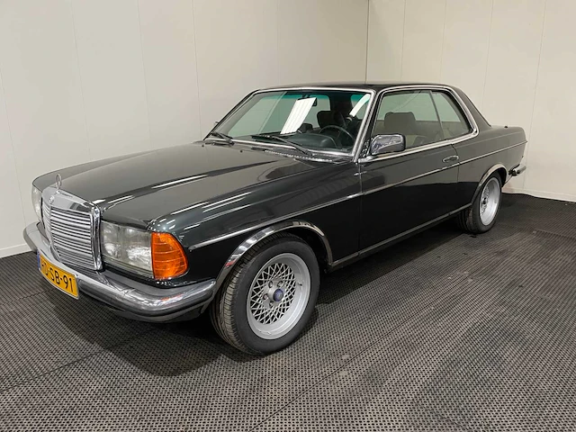 Mercedes-benz - 280 c (w123) - coupe - oldtimer - 1978 - afbeelding 1 van  33