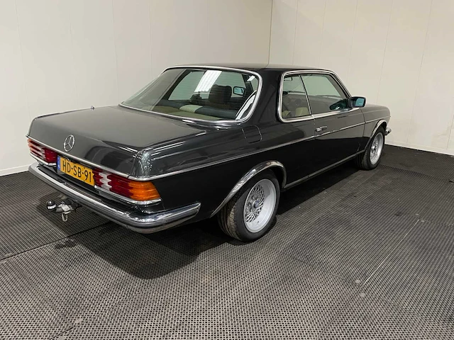 Mercedes-benz - 280 c (w123) - coupe - oldtimer - 1978 - afbeelding 32 van  33