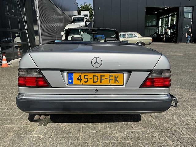 Mercedes-benz - 300 ce-24 cabriolet - afbeelding 3 van  23