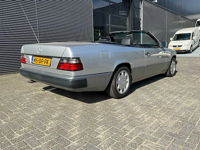 Mercedes-benz - 300 ce-24 cabriolet - afbeelding 17 van  23