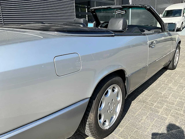 Mercedes-benz - 300 ce-24 cabriolet - afbeelding 19 van  23