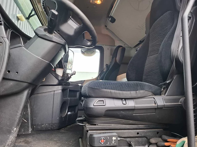 Mercedes-benz - actros - vrachtwagen - afbeelding 32 van  33