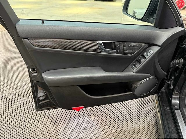 Mercedes-benz - c 63 amg - v8 - klasse - personenauto - 2009 - afbeelding 14 van  31