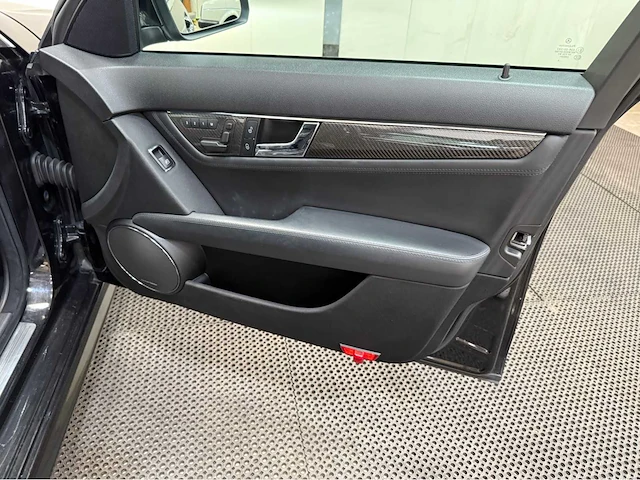 Mercedes-benz - c 63 amg - v8 - klasse - personenauto - 2009 - afbeelding 15 van  31
