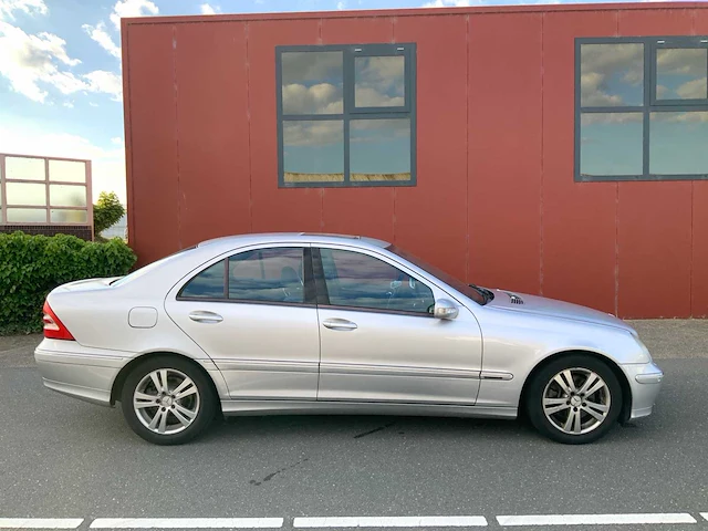 Mercedes-benz - c-klasse - 240 elegance - youngtimer > 15 - afbeelding 12 van  28
