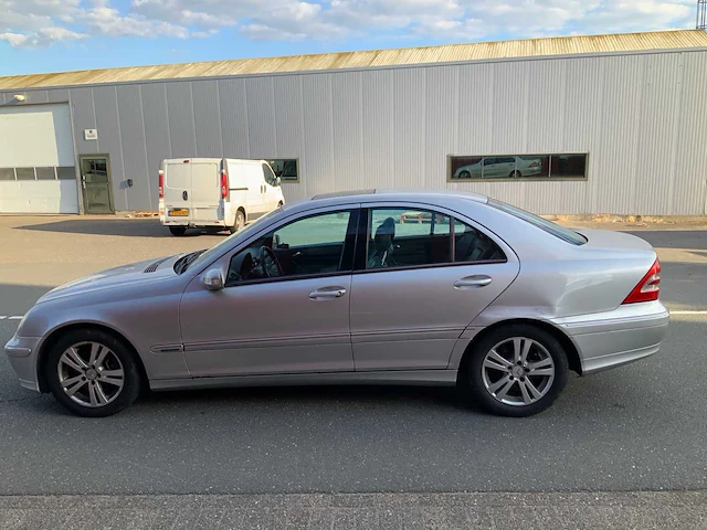 Mercedes-benz - c-klasse - 240 elegance - youngtimer > 15 - afbeelding 25 van  28
