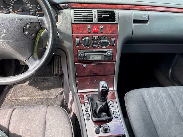 Mercedes-benz - e-klasse - 200 classic - car - 2000 - afbeelding 6 van  23