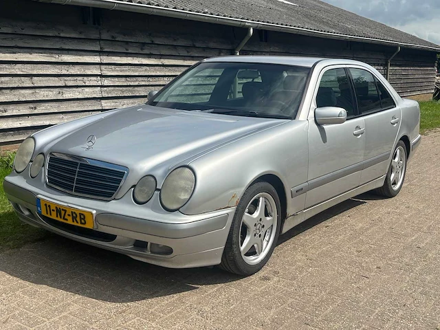 Mercedes-benz - e-klasse - 200 classic - car - 2000 - afbeelding 1 van  23