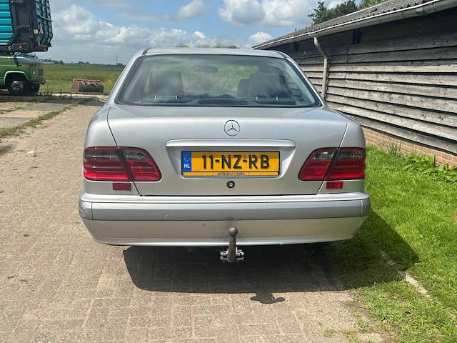 Mercedes-benz - e-klasse - 200 classic - car - 2000 - afbeelding 18 van  23
