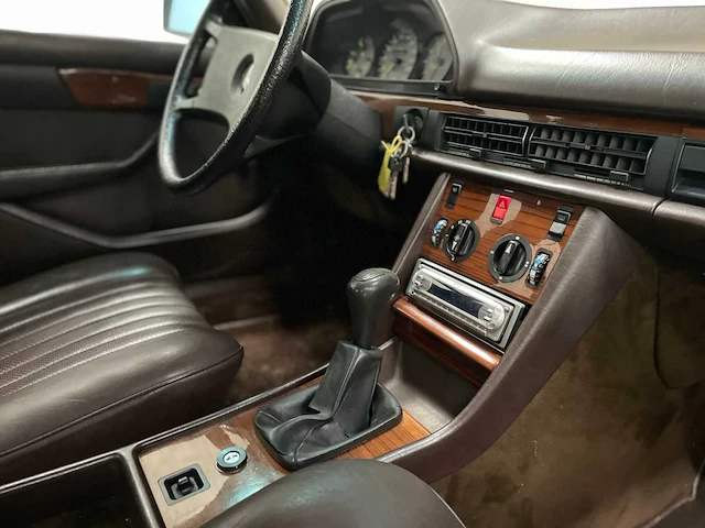 Mercedes-benz - s-klasse - 280 - 6 cilinder - oldtimer - 1984 - afbeelding 8 van  31