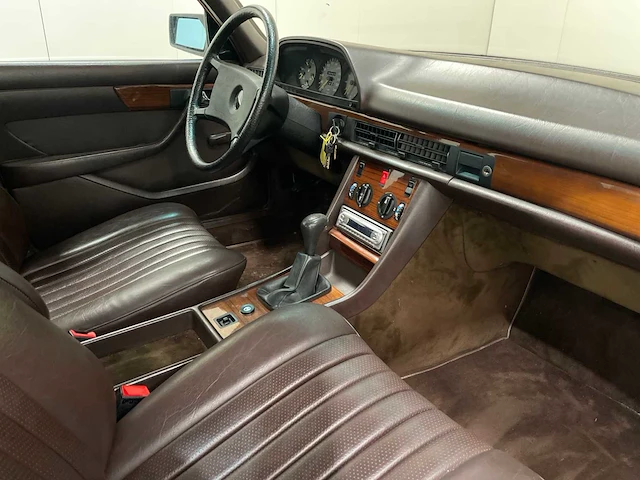 Mercedes-benz - s-klasse - 280 - 6 cilinder - oldtimer - 1984 - afbeelding 9 van  31