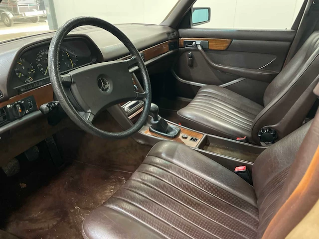 Mercedes-benz - s-klasse - 280 - 6 cilinder - oldtimer - 1984 - afbeelding 10 van  31