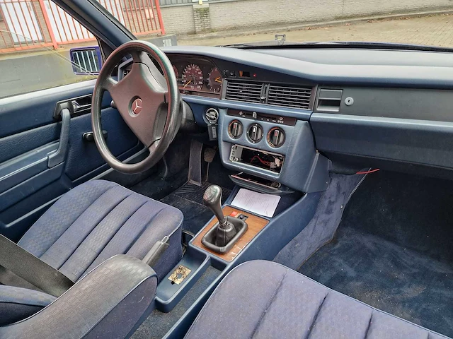 Mercedes-benz -190-serie - 1.8 e basic - fz-nx-96 - 1993 - afbeelding 2 van  17