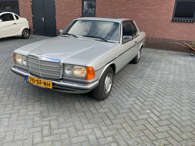 Mercedes-benz 200-280 (w123) 230 ce oldtimer - afbeelding 1 van  33