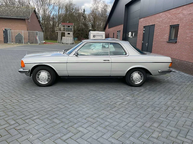 Mercedes-benz 200-280 (w123) 230 ce oldtimer - afbeelding 12 van  33