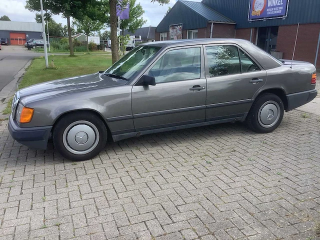 Mercedes-benz 200-280 (w123) 230 e oldtimer - afbeelding 1 van  14