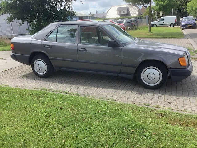 Mercedes-benz 200-280 (w123) 230 e oldtimer - afbeelding 7 van  14