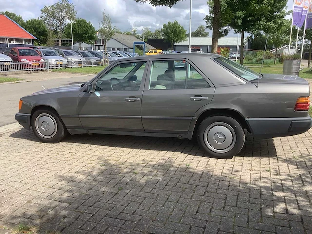 Mercedes-benz 200-280 (w123) 230 e oldtimer - afbeelding 9 van  14