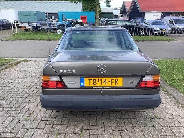 Mercedes-benz 200-280 (w123) 230 e oldtimer - afbeelding 10 van  14