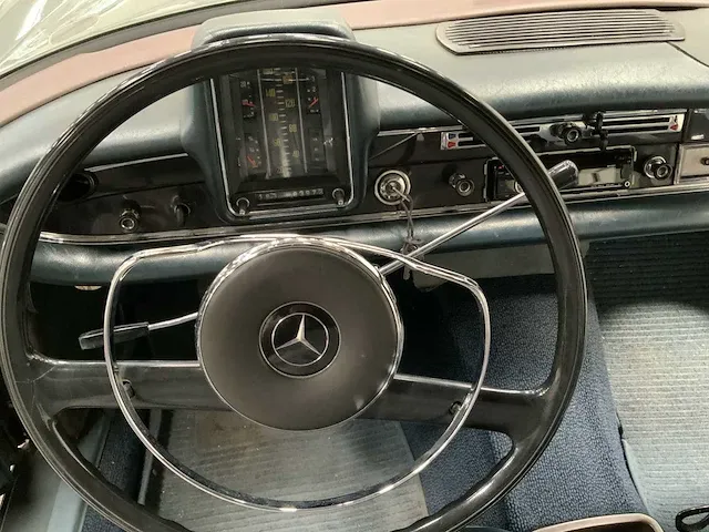 Mercedes-benz 200 heckflosse oldtimer - 1967 - afbeelding 4 van  33