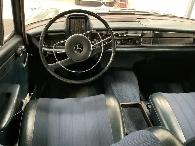 Mercedes-benz 200 heckflosse oldtimer - 1967 - afbeelding 6 van  33