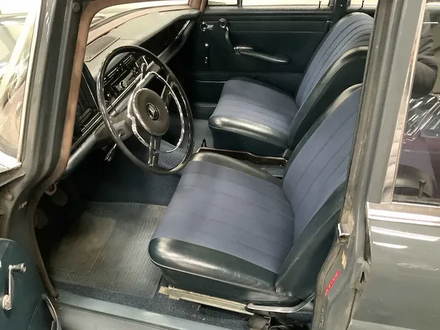 Mercedes-benz 200 heckflosse oldtimer - 1967 - afbeelding 7 van  33