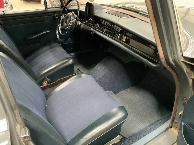 Mercedes-benz 200 heckflosse oldtimer - 1967 - afbeelding 8 van  33