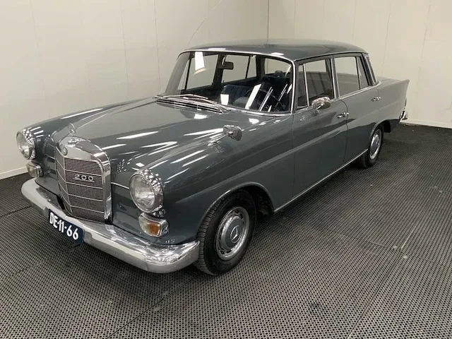 Mercedes-benz 200 heckflosse oldtimer - 1967 - afbeelding 1 van  33