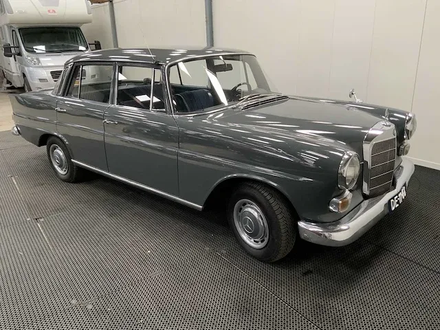 Mercedes-benz 200 heckflosse oldtimer - 1967 - afbeelding 12 van  33