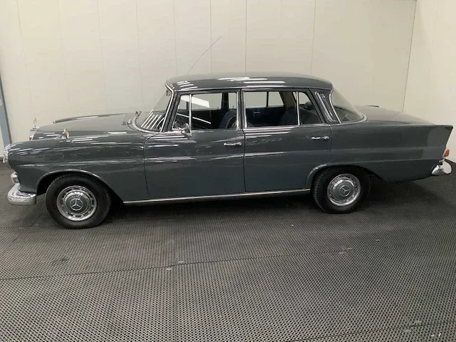 Mercedes-benz 200 heckflosse oldtimer - 1967 - afbeelding 23 van  33