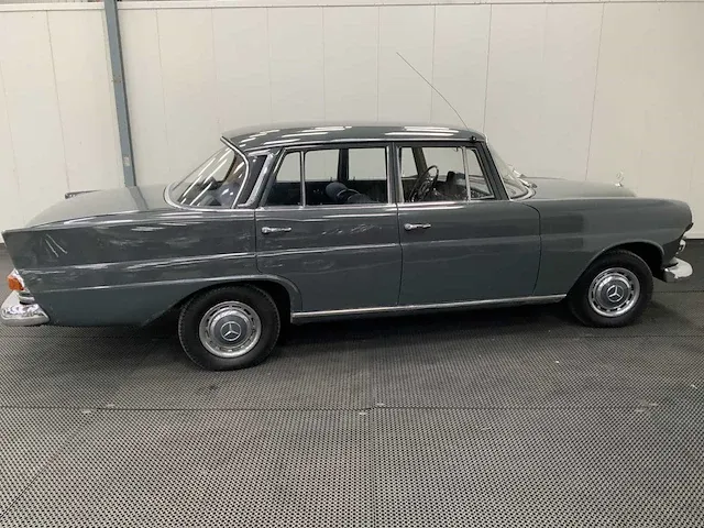 Mercedes-benz 200 heckflosse oldtimer - 1967 - afbeelding 28 van  33