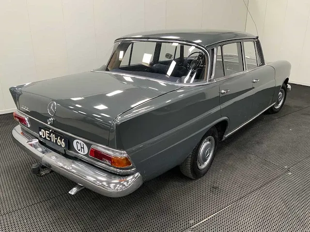 Mercedes-benz 200 heckflosse oldtimer - 1967 - afbeelding 29 van  33