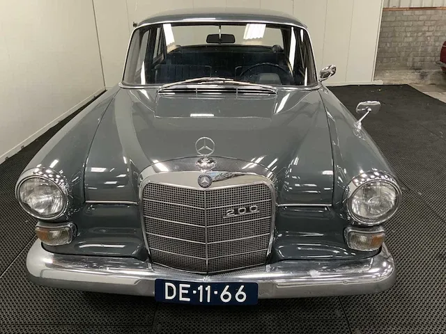 Mercedes-benz 200 heckflosse oldtimer - 1967 - afbeelding 30 van  33