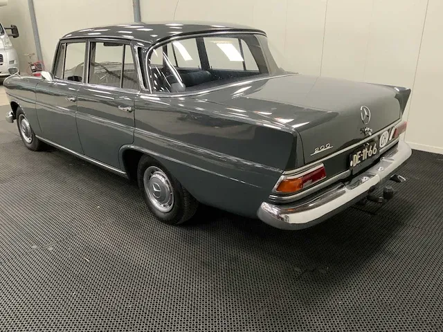Mercedes-benz 200 heckflosse oldtimer - 1967 - afbeelding 31 van  33
