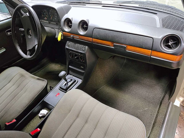 Mercedes-benz 230 e automatic, 59-xv-fz - afbeelding 9 van  40