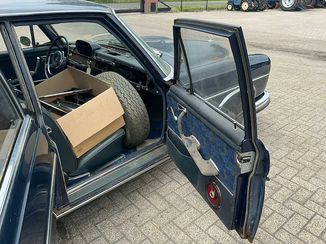 Mercedes-benz 250s oldtimer - afbeelding 8 van  24