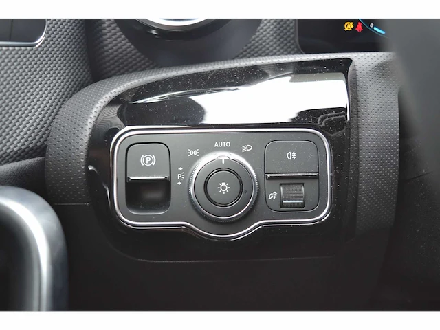 Mercedes-benz a 180 avantgarde - personenauto - afbeelding 31 van  37