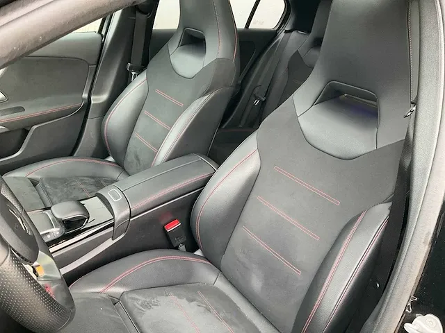 Mercedes-benz a-klasse 180 business solution amg automaat 2020 panoramadak 17" inch virtual cockpit, j-879-fl - afbeelding 3 van  30