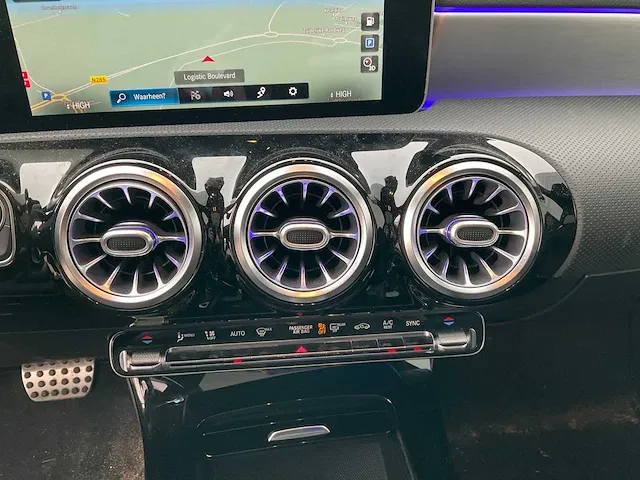 Mercedes-benz a-klasse 180 business solution amg automaat 2020 panoramadak 17" inch virtual cockpit, j-879-fl - afbeelding 10 van  30