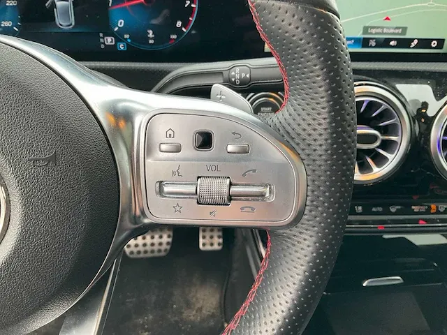 Mercedes-benz a-klasse 180 business solution amg automaat 2020 panoramadak 17" inch virtual cockpit, j-879-fl - afbeelding 16 van  30